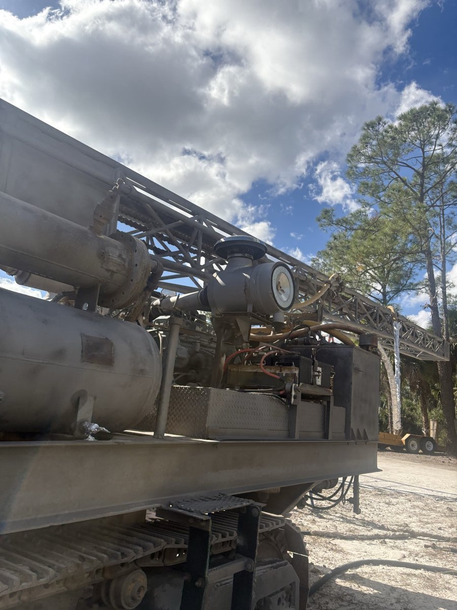 Mobile dustless blasting rig and equipment